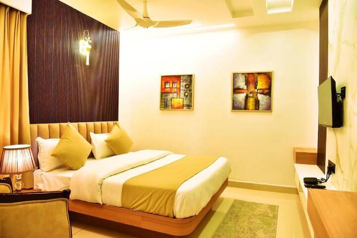 Room 12 of 16