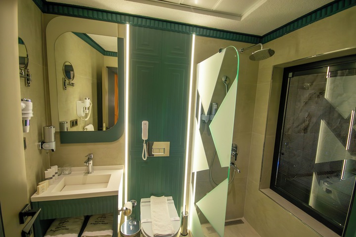 Room 32 of 106