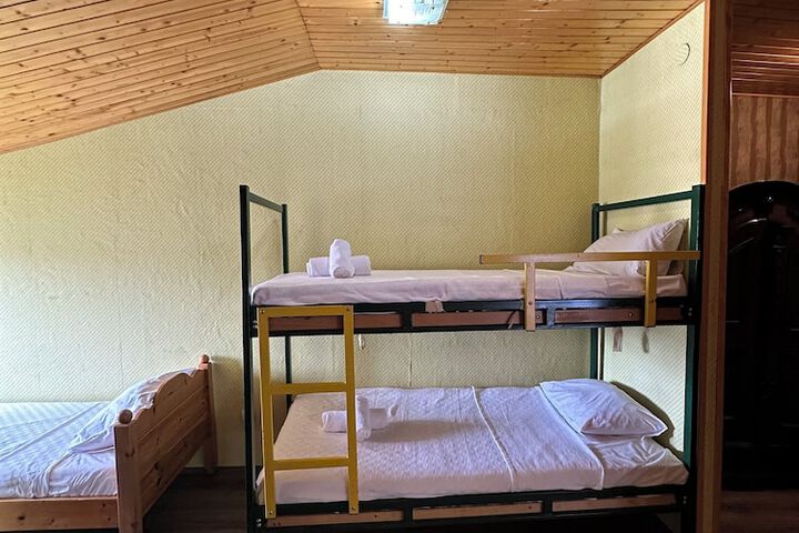 Room 27 of 83