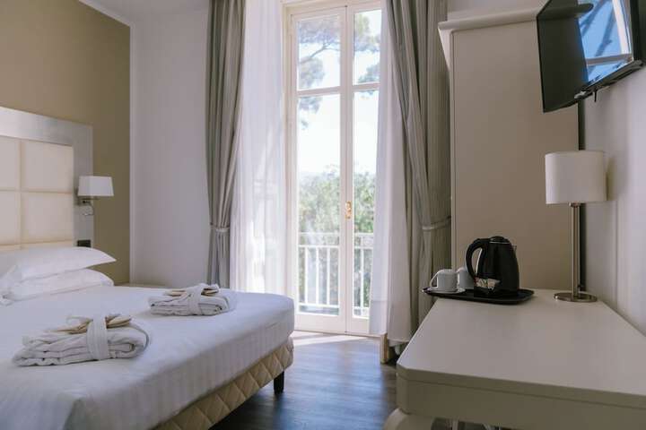 Room 34 of 185