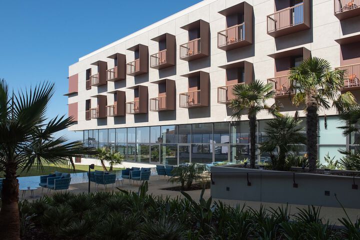 Hotel 98 of 100