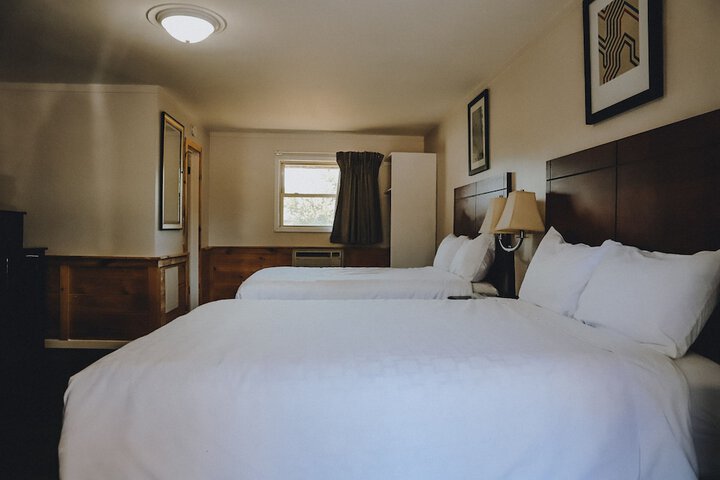 2 Queen Beds (3 of 5)