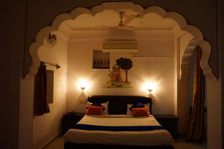 Room 6 of 33