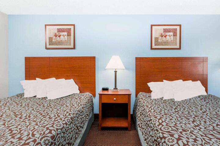 1 Queen Bed (15 of 16)