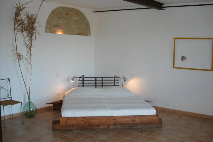 Room 4 of 10