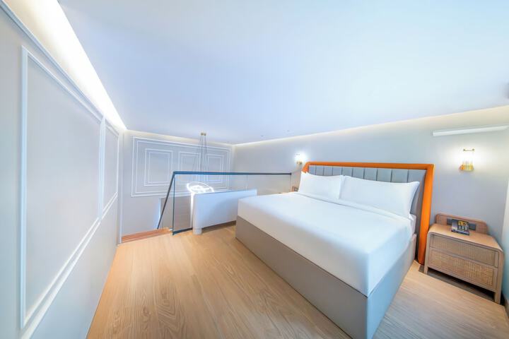 Room 8 of 18