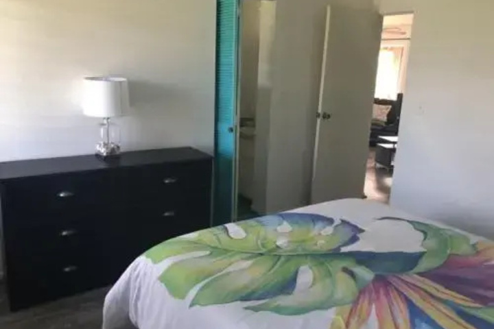 Room 5 of 8