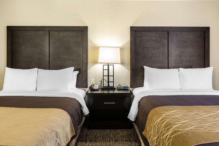 2 Queen Beds (1 of 7)