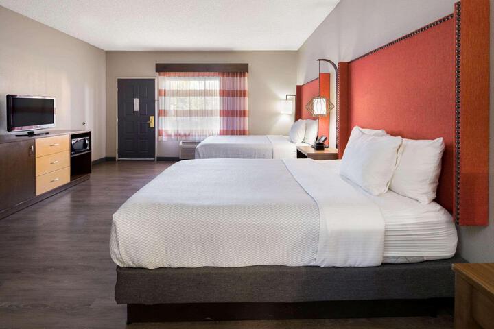 Quadruple Queen Bed (6 of 10)