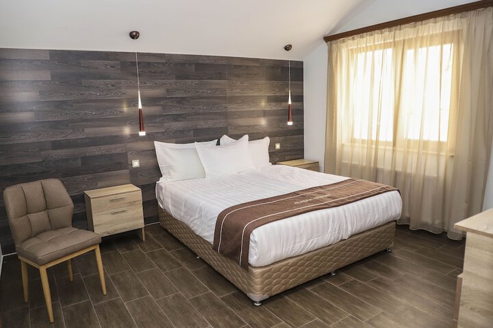 Room 5 of 196