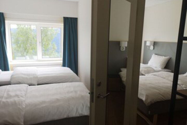 Room 32 of 46
