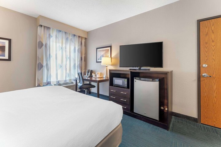 1 King Bed Microwave and Refrigerator Full Breakfast (9 of 15)