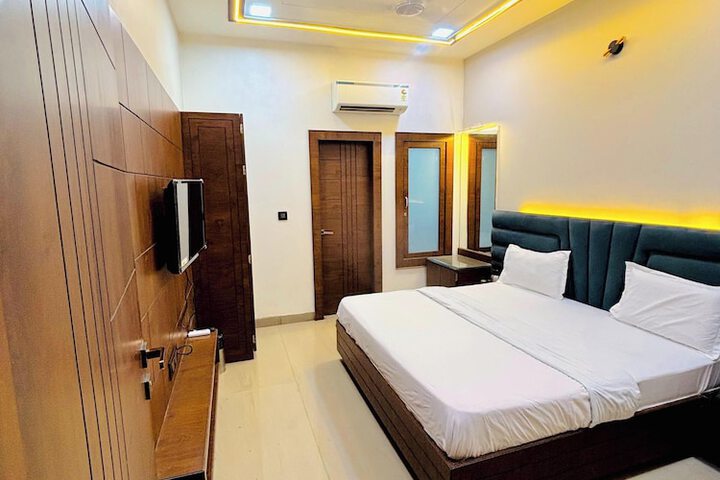 Room 10 of 20