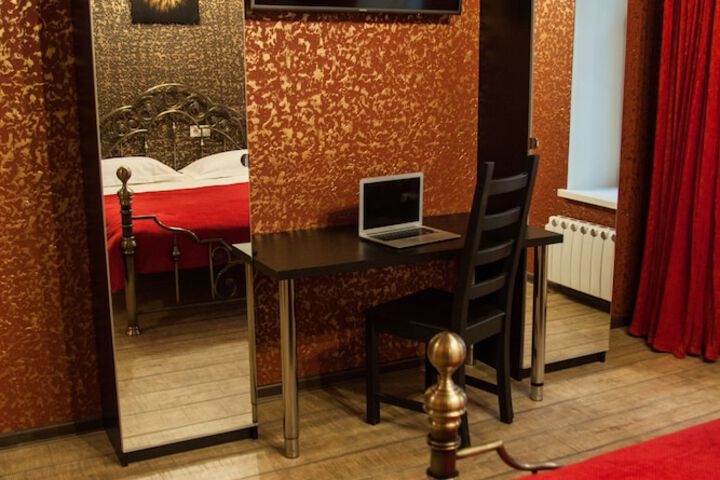 Room 6 of 42