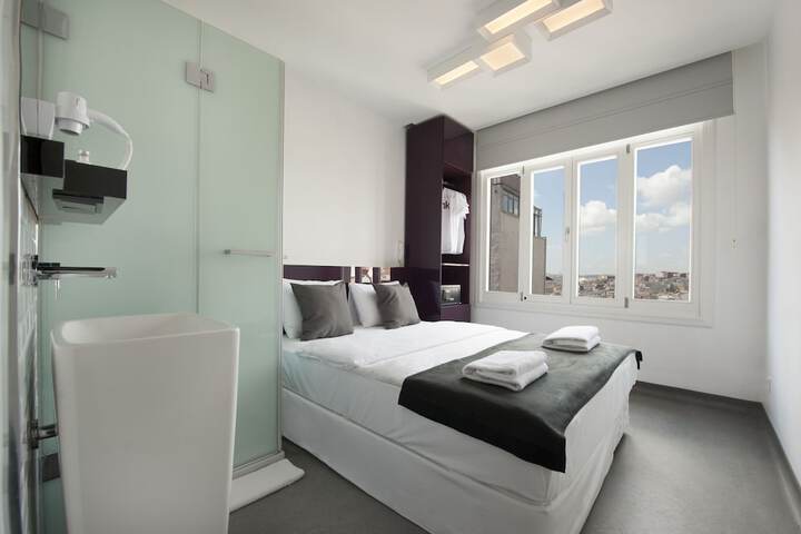 Room 11 of 80