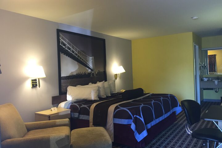 Room 17 of 33