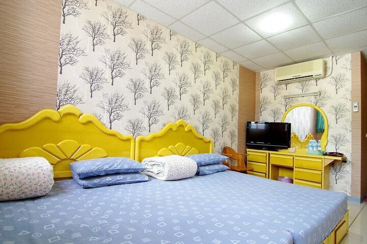 Room 6 of 13