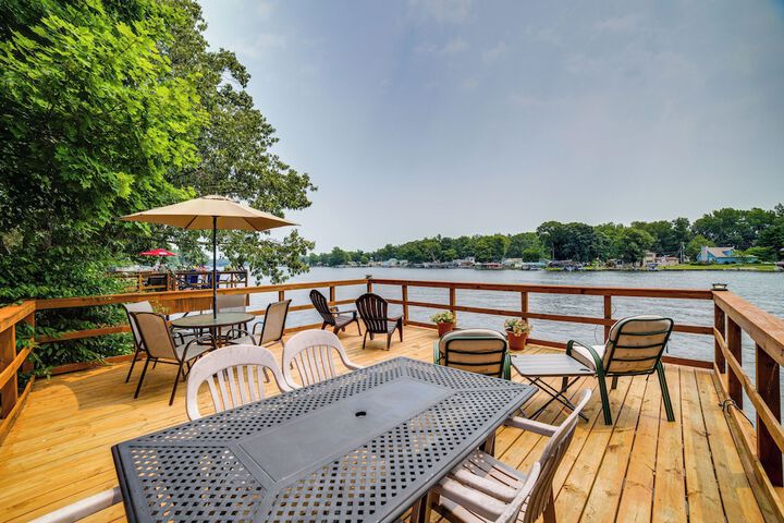 Lakefront Cottage w / Deck Near Indiana Beach!