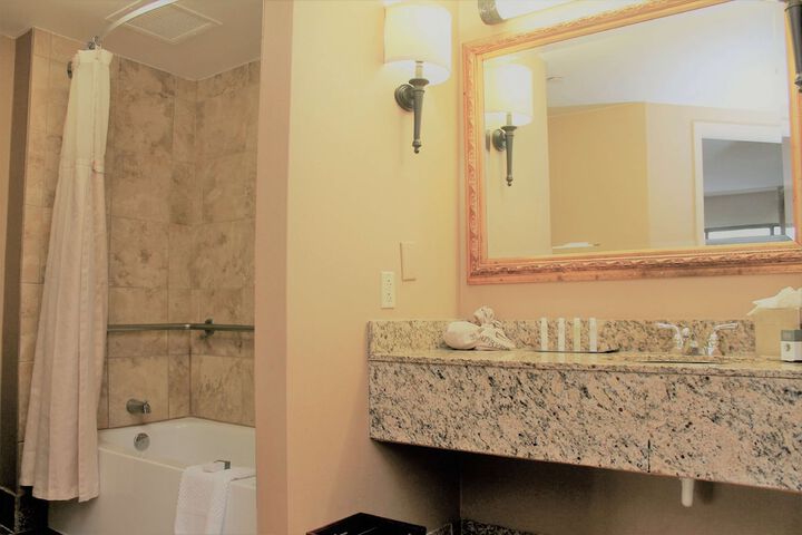 Suite 1 King Bed 2 Flat Screen Tvs Microwave and Refrigerator Full Breakfast (5 of 6)