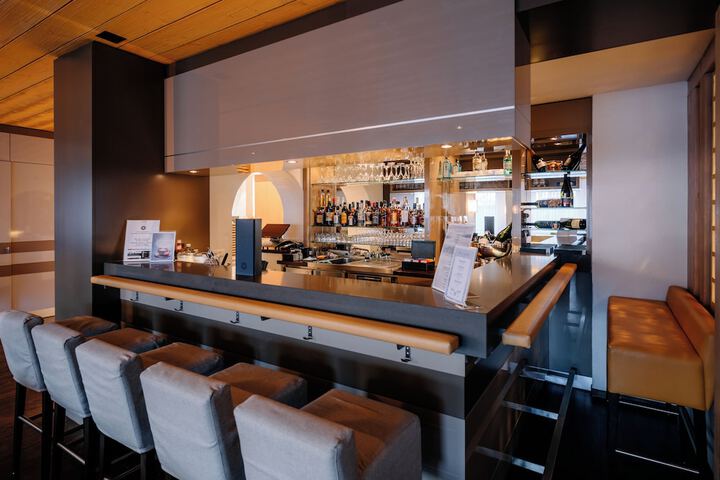 Lounge 79 of 98