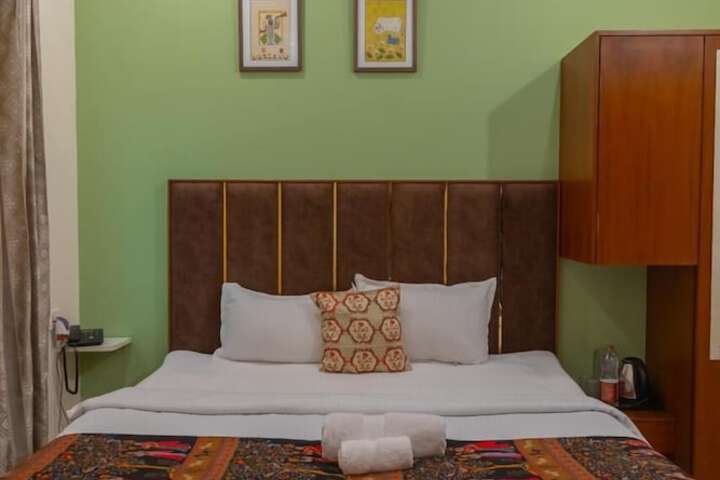 Room 7 of 12
