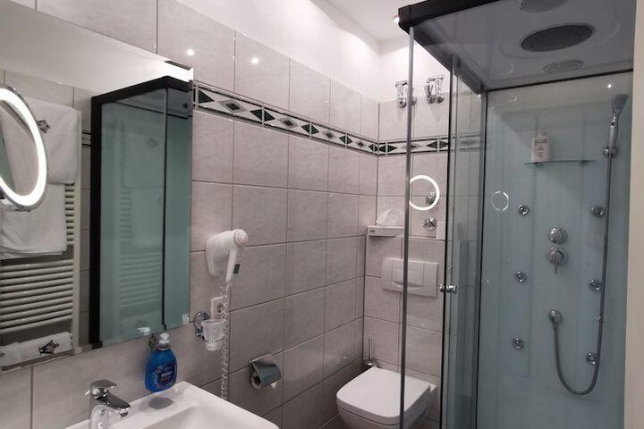 Room 33 of 52
