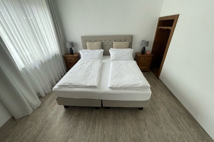 Room 10 of 128