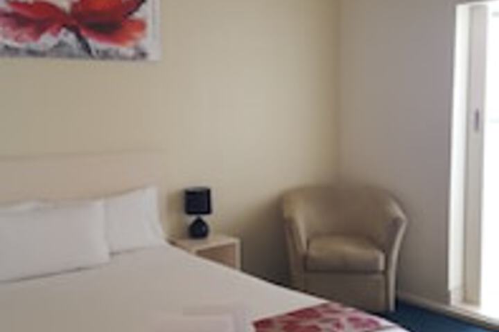Room 28 of 102