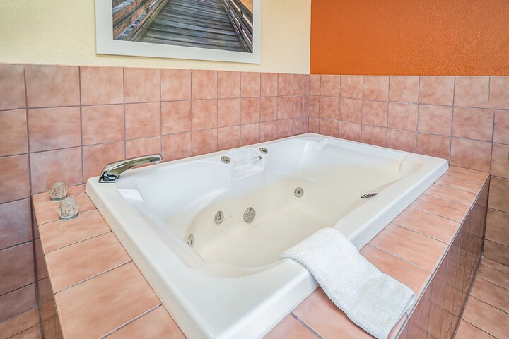 1 Queen Bed Mobility Accessible Roll in Shower (7 of 26)