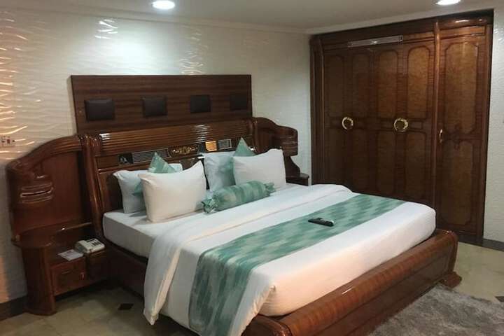 Cynergy Suites Royale