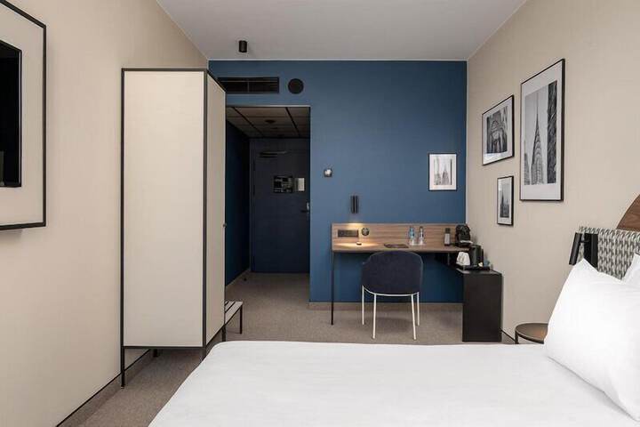 Room 28 of 96