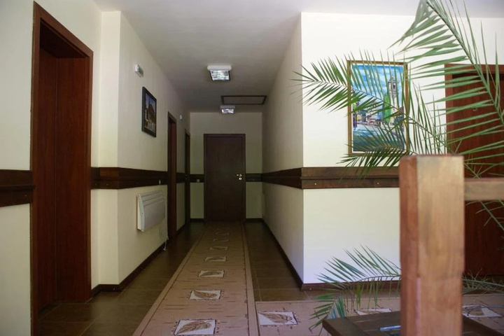 Room 9 of 12