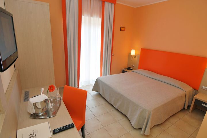 Room 12 of 33