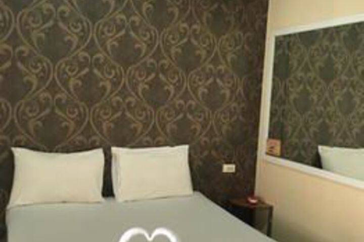 Room 5 of 17