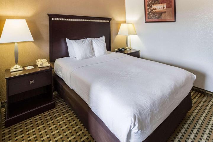 1 Queen Bed Accessible (3 of 19)