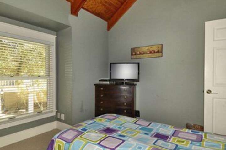 Room 10 of 12