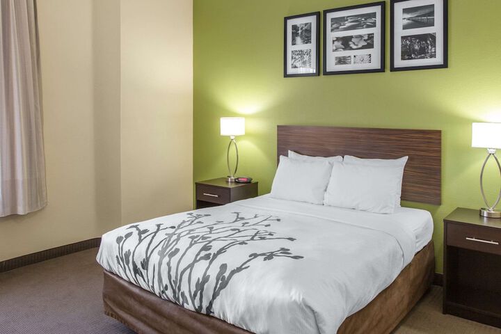 1 Queen Bed (13 of 21)
