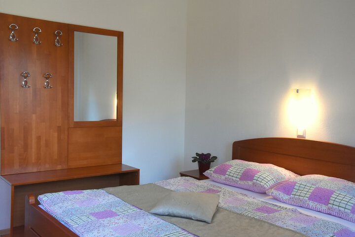 Room 10 of 80
