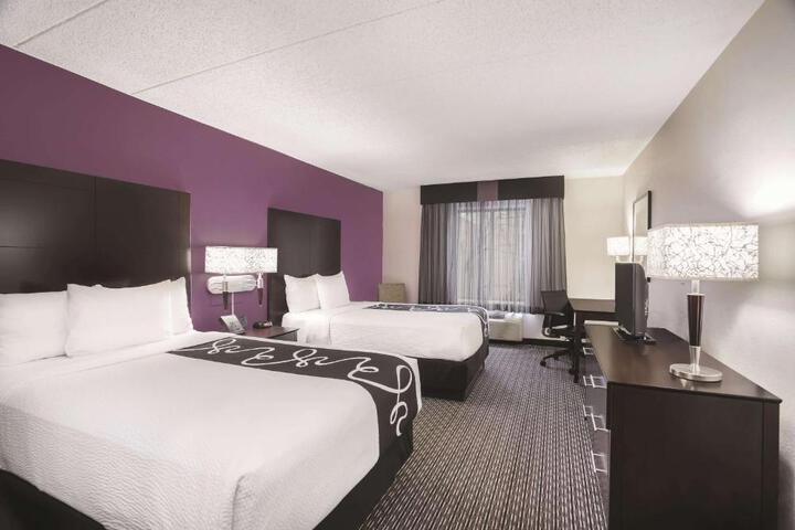 2 Double Beds (7 of 11)
