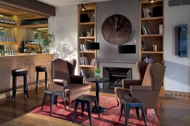Lounge 41 of 44