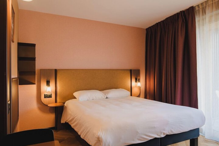 Room 2 of 20