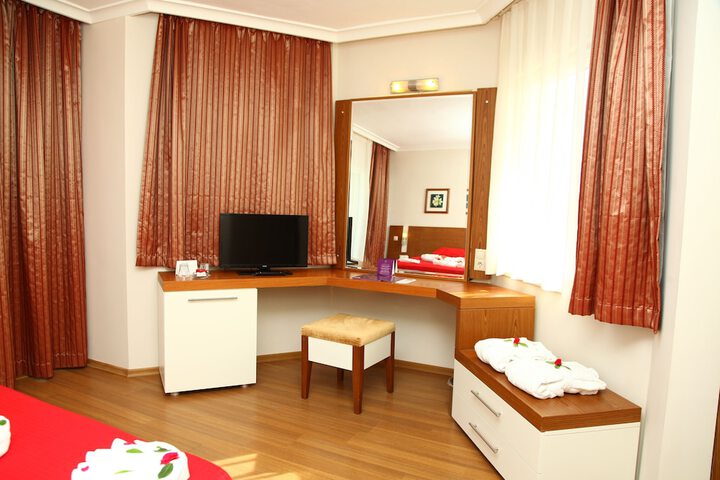Room 4 of 80