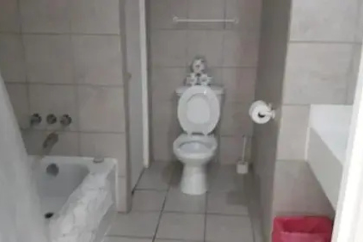 Room 6 of 10