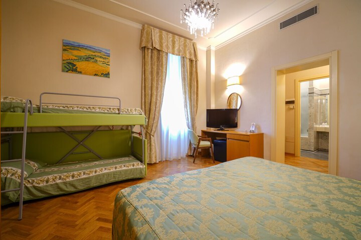 Room 25 of 127