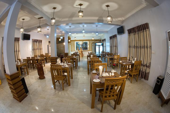Dining 36 of 48
