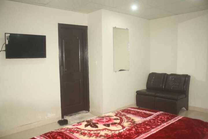 Room 6 of 18