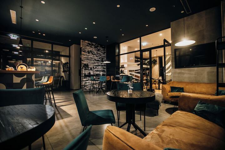 Lounge 91 of 105