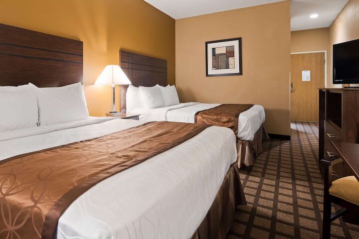 2 Queen Beds Refrigerator WiFi Continental Breakfast (7 of 11)
