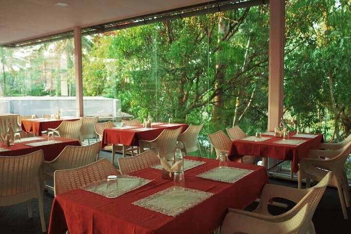 Dining 5 of 6
