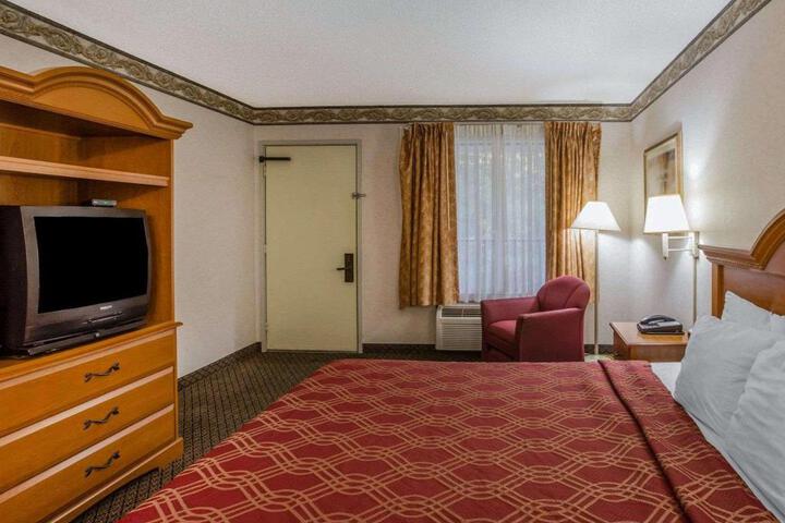 1 King Bed (6 of 8)